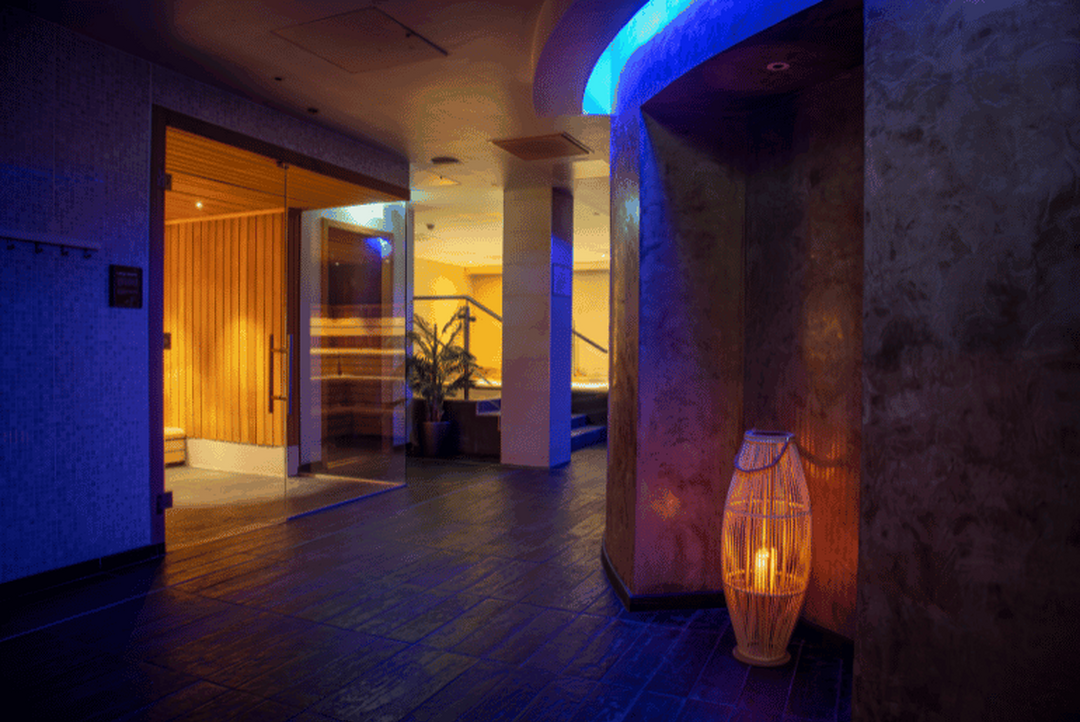 Refresh Spa's curved corridor is lit up in ambient lighting. Blue LED lighting and candle light creates a calming atmosphere.